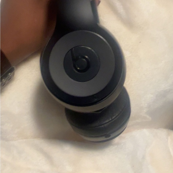 Beats Black Wireless Headphones with Case - Picture 4 of 6